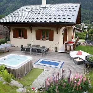  Chalet Large Chalet, Sleeps 12, 200m2, 5 Bedroom, 4 Bathroom, Garden, Jacuzzi, Sauna